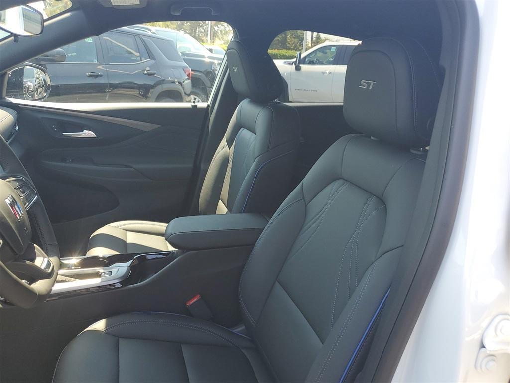 new 2025 Buick Envista car, priced at $25,298