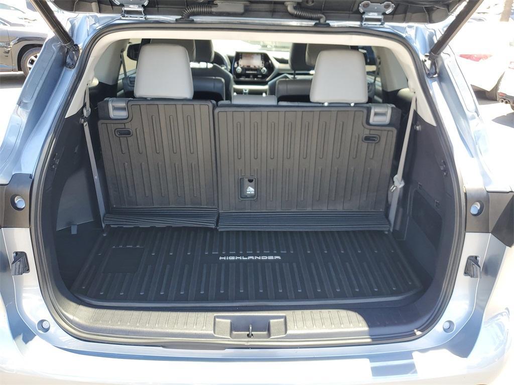 used 2022 Toyota Highlander car, priced at $28,899