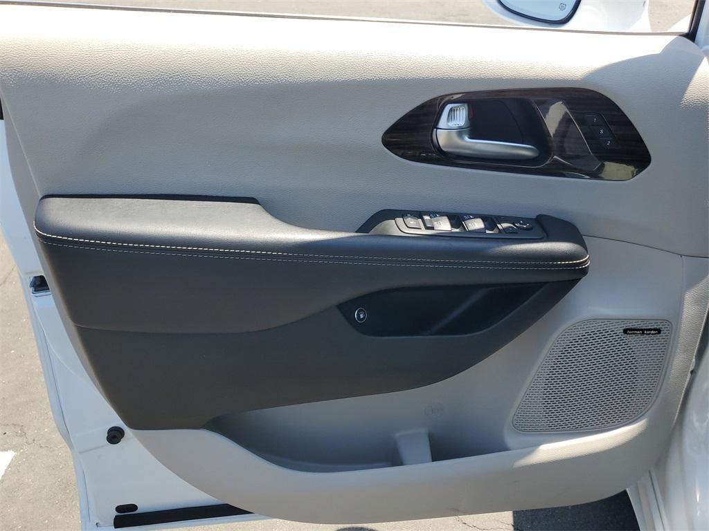 used 2022 Chrysler Pacifica Hybrid car, priced at $34,991