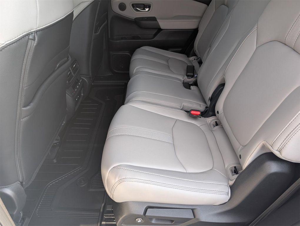 new 2025 Honda Pilot car, priced at $43,405