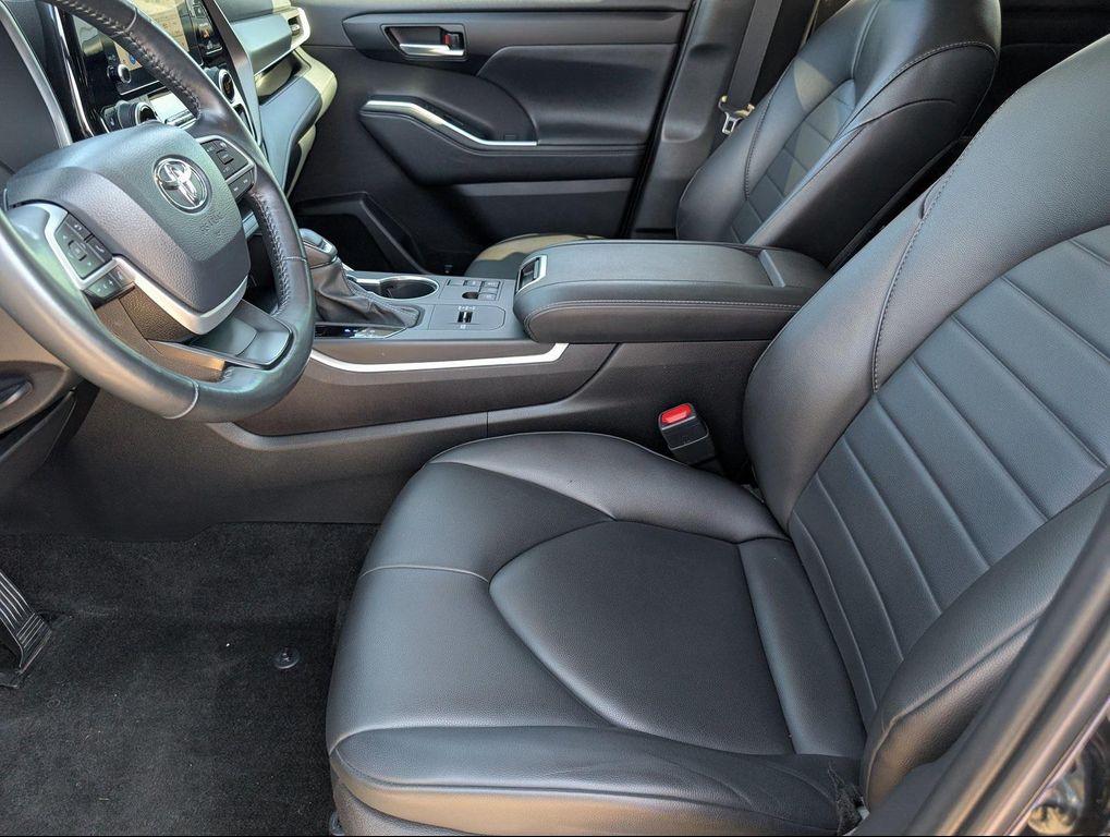 used 2024 Toyota Highlander car, priced at $32,900
