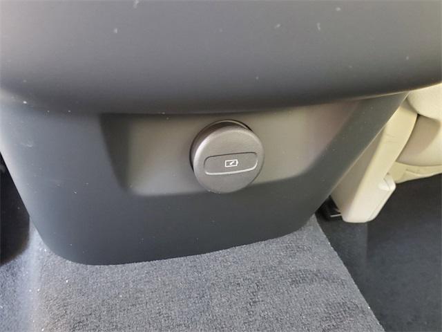 new 2025 Volvo XC60 car, priced at $51,450