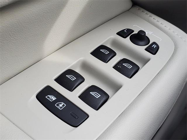 new 2025 Volvo XC60 car, priced at $55,335