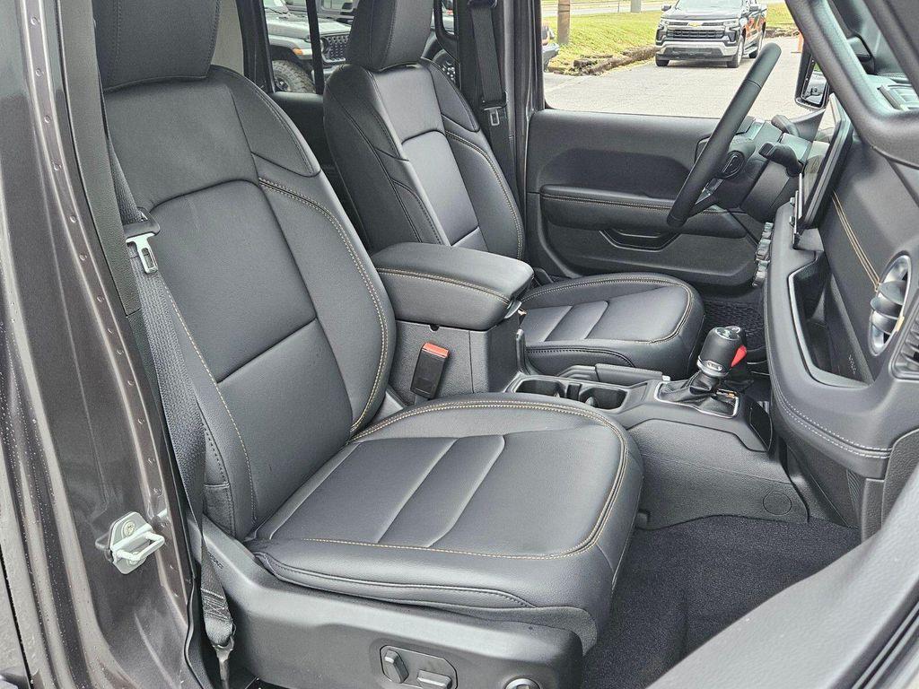 new 2025 Jeep Wrangler car, priced at $48,655