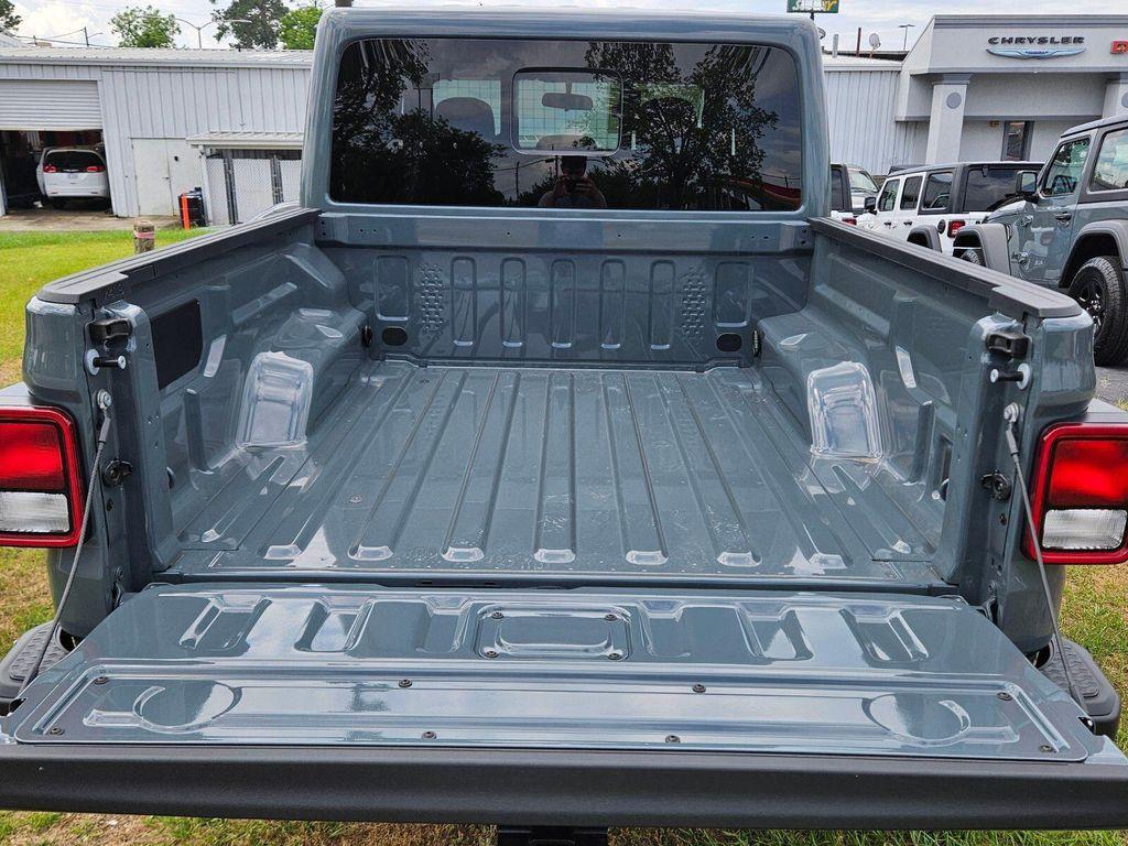 new 2025 Jeep Gladiator car, priced at $40,525