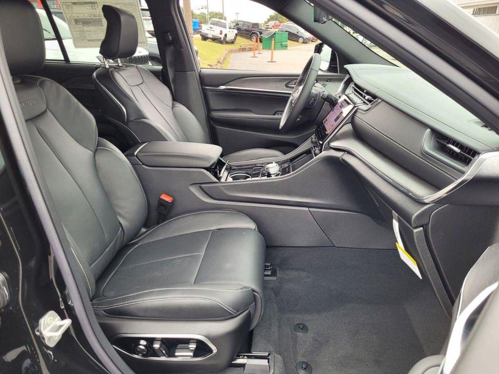 new 2025 Jeep Grand Cherokee car, priced at $49,620