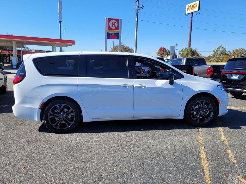new 2026 Chrysler Pacifica car, priced at $39,565