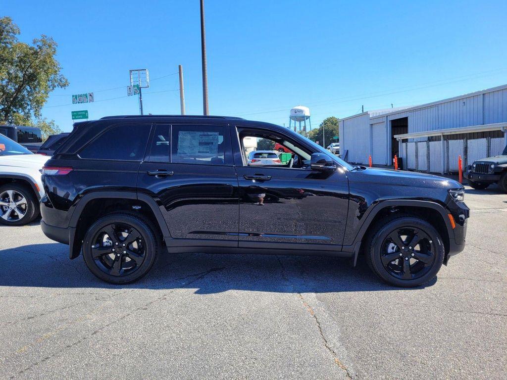 new 2025 Jeep Grand Cherokee car, priced at $37,550