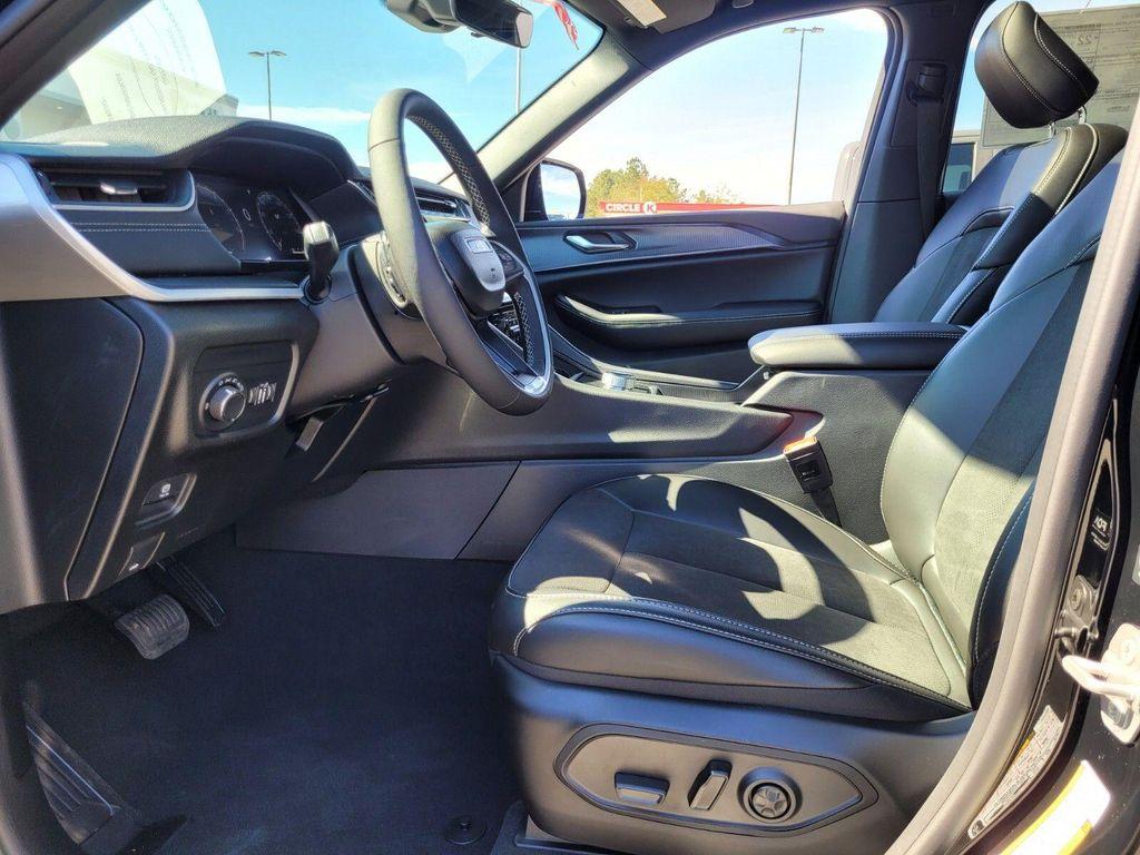 new 2025 Jeep Grand Cherokee car, priced at $37,550