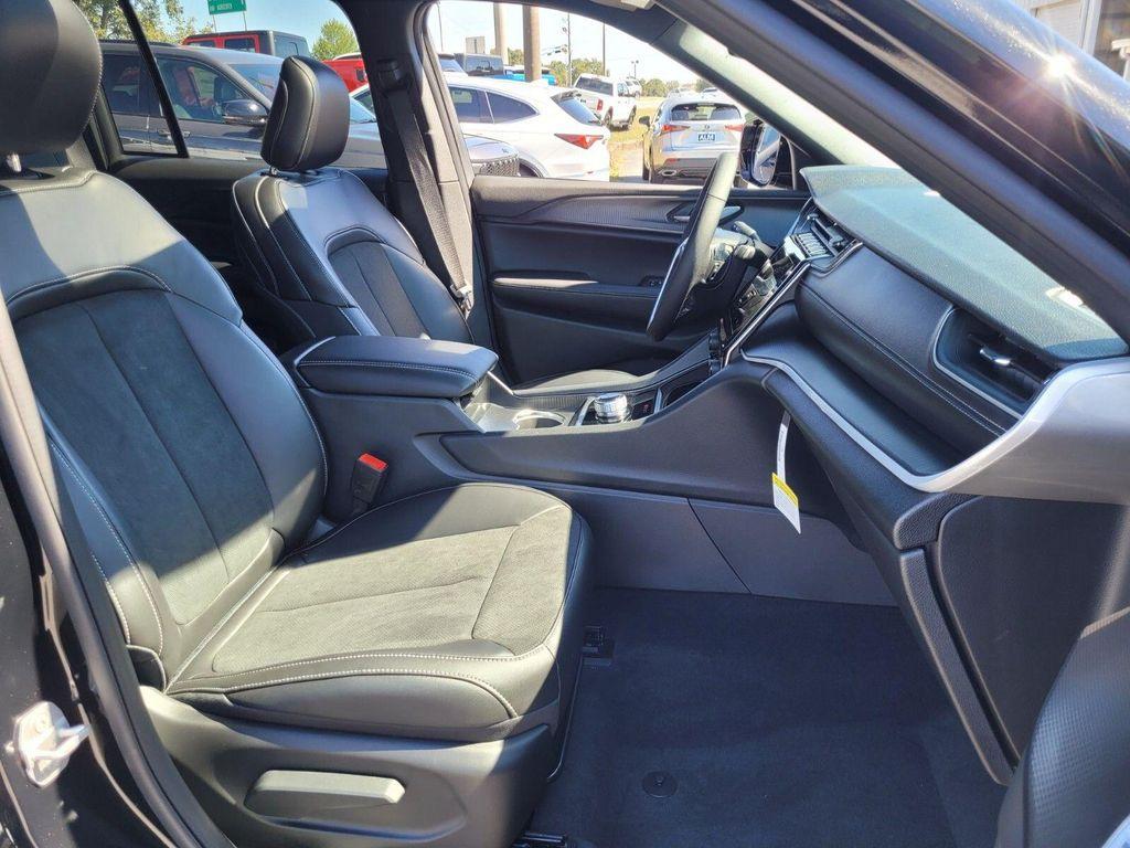 new 2025 Jeep Grand Cherokee car, priced at $37,550