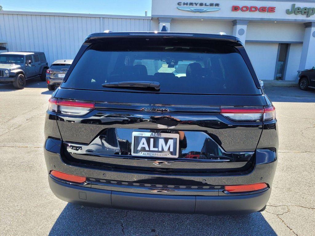 new 2025 Jeep Grand Cherokee car, priced at $37,550