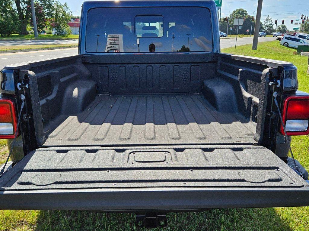 new 2025 Jeep Gladiator car, priced at $41,380