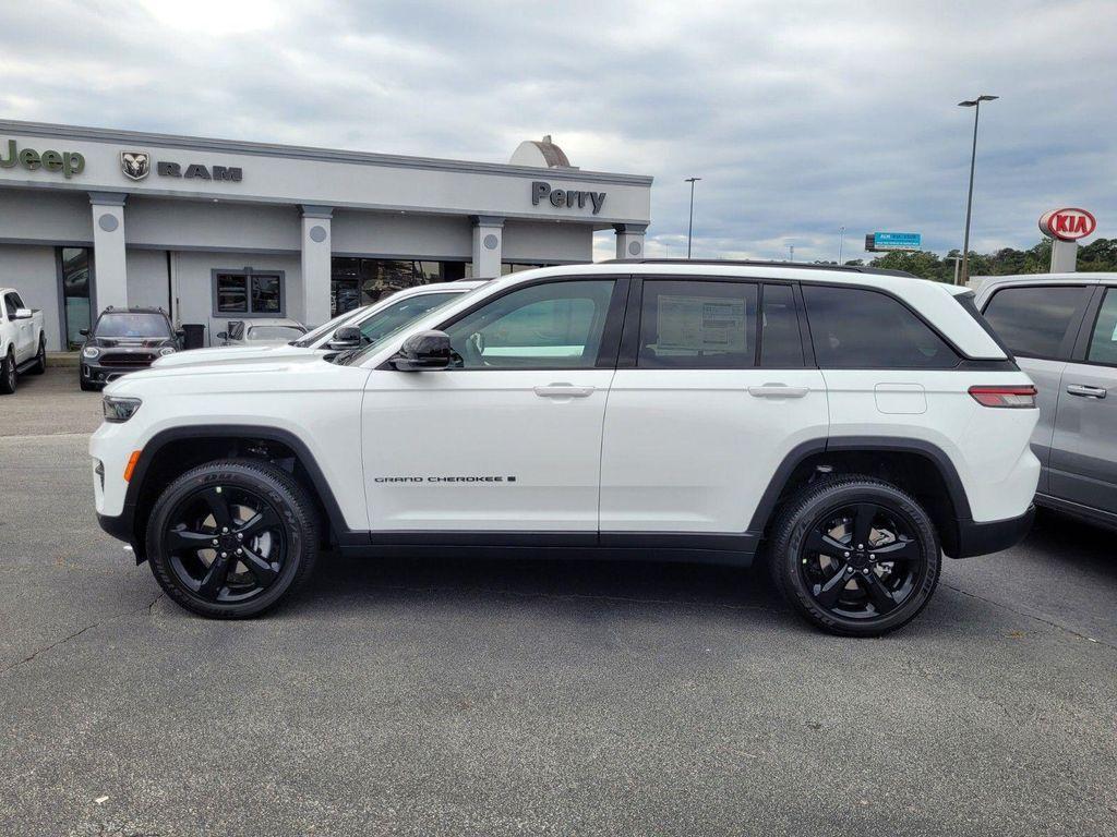 new 2025 Jeep Grand Cherokee car, priced at $37,525