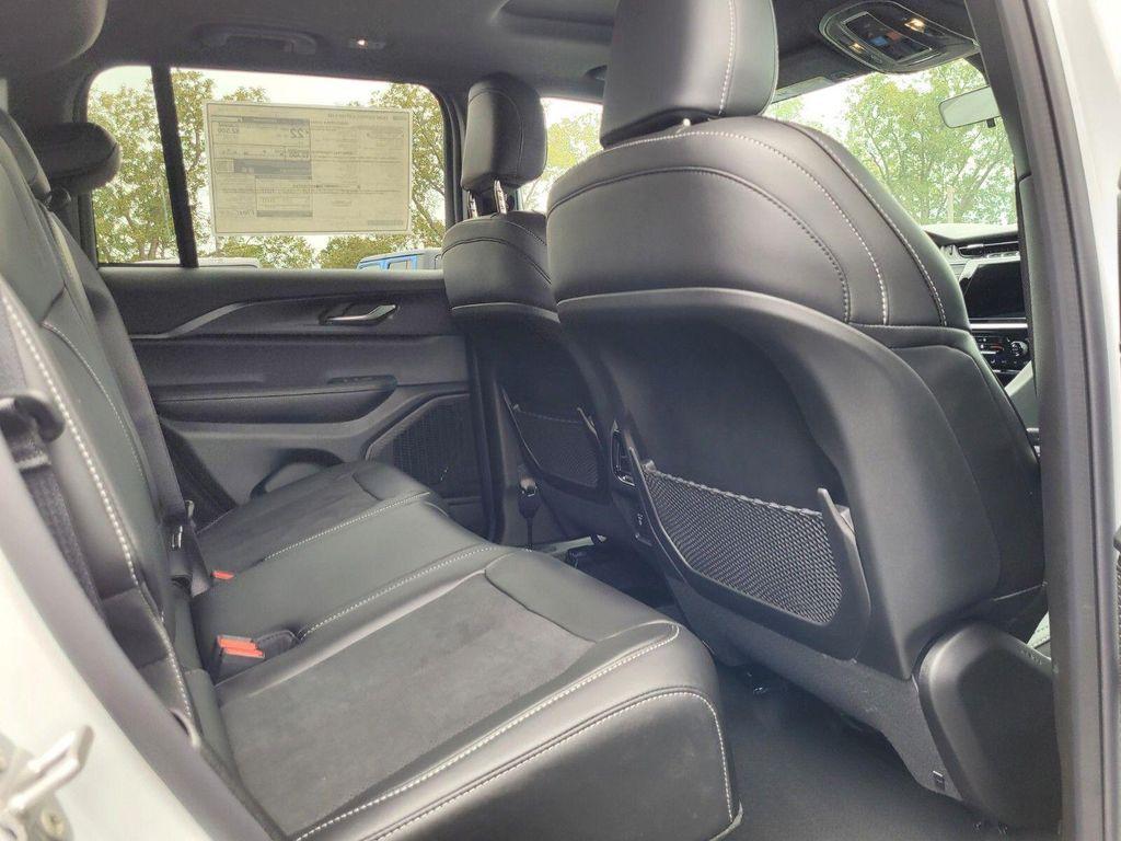 new 2025 Jeep Grand Cherokee car, priced at $37,525