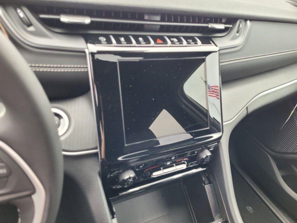 new 2025 Jeep Grand Cherokee car, priced at $37,525