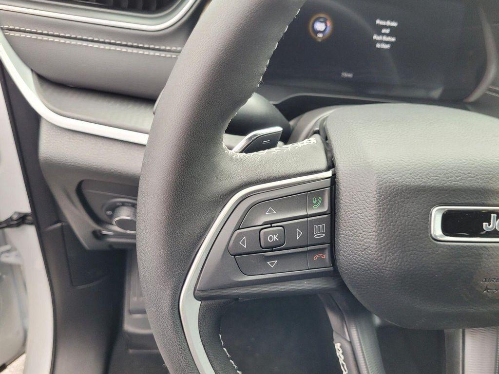 new 2025 Jeep Grand Cherokee car, priced at $37,525