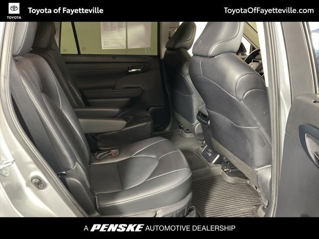 used 2022 Toyota Highlander Hybrid car, priced at $35,900