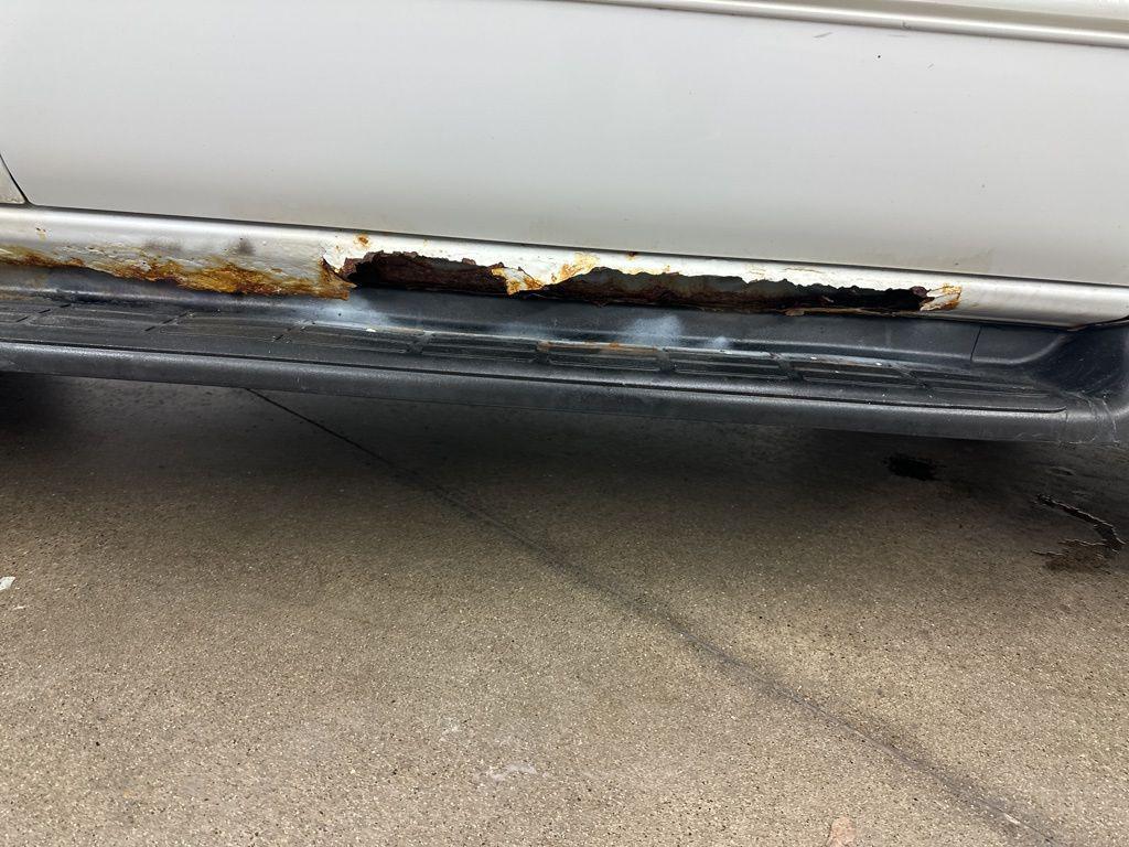 used 2005 Chevrolet Suburban car, priced at $6,000