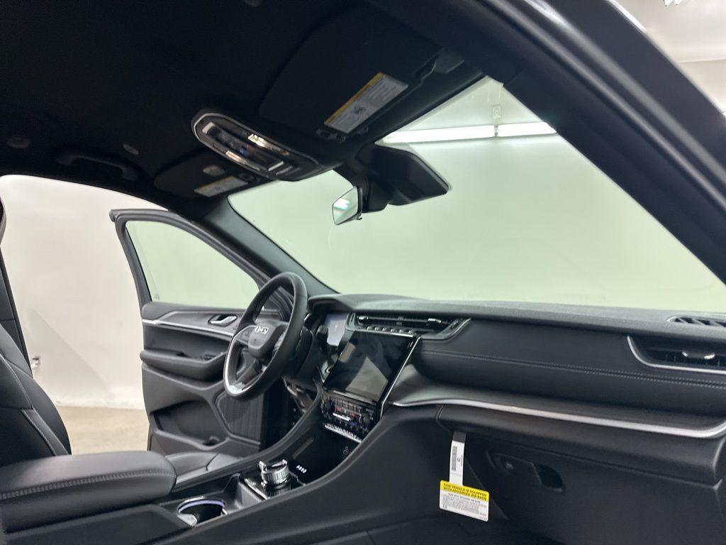 new 2025 Jeep Grand Cherokee car, priced at $41,250
