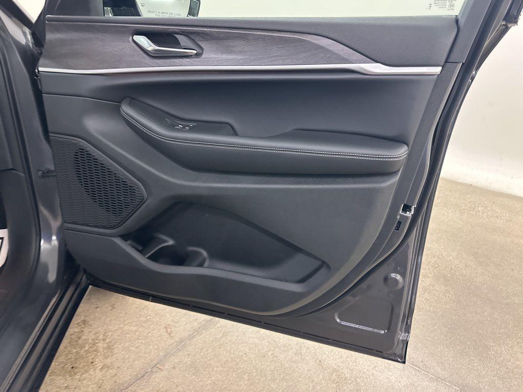 new 2025 Jeep Grand Cherokee car, priced at $41,250