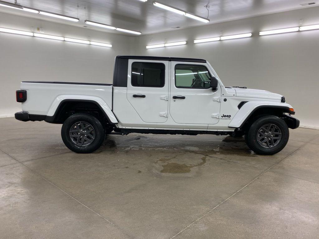 new 2025 Jeep Gladiator car, priced at $40,949