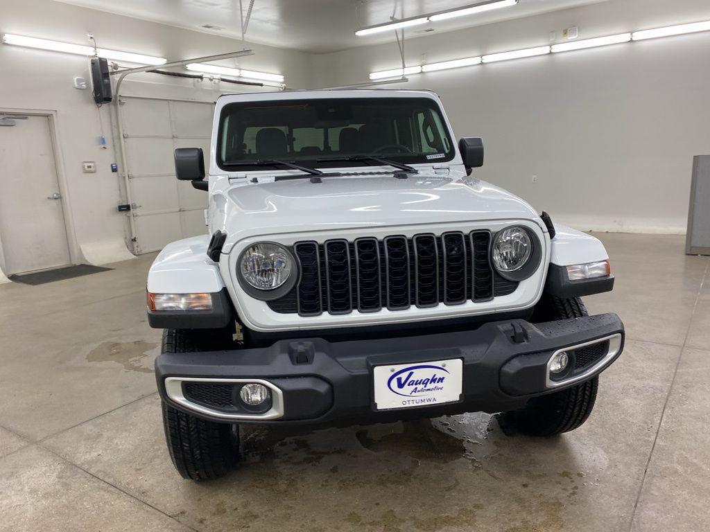 new 2025 Jeep Gladiator car, priced at $40,949