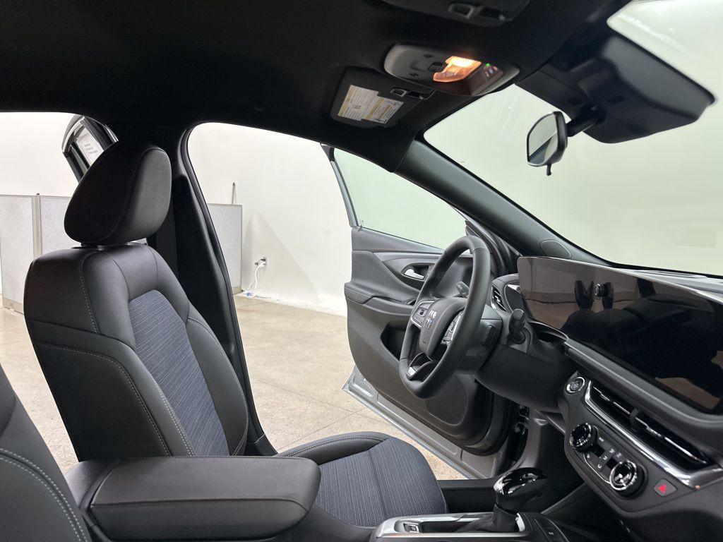 new 2025 Buick Envista car, priced at $23,988