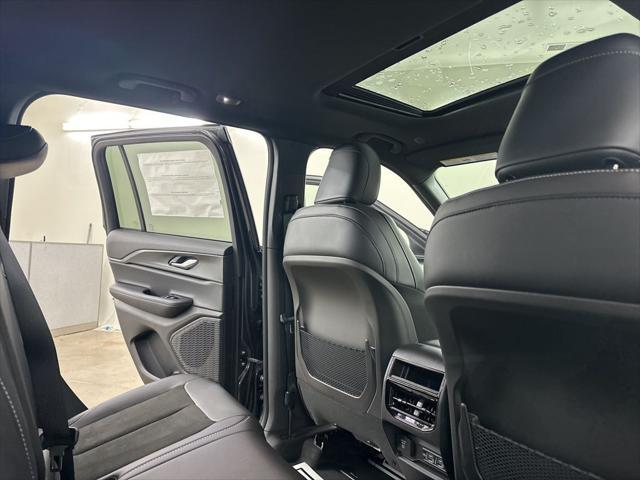 new 2025 Jeep Grand Cherokee car, priced at $38,999