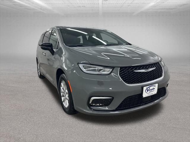 new 2025 Chrysler Pacifica car, priced at $41,019