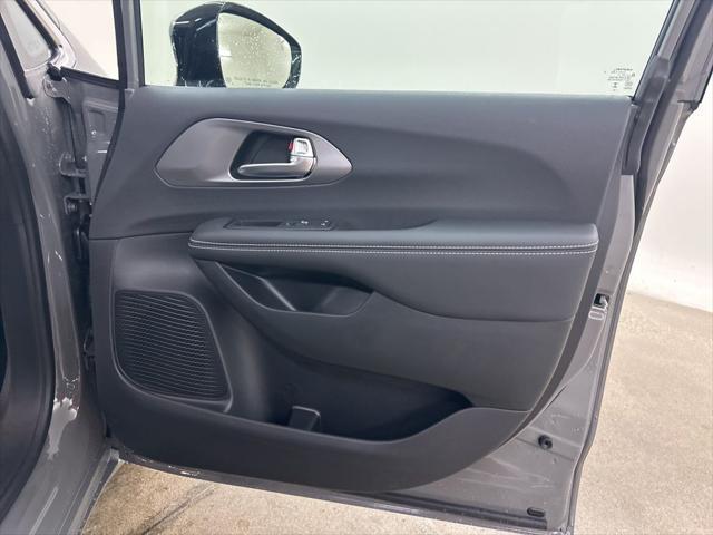 new 2025 Chrysler Pacifica car, priced at $41,019