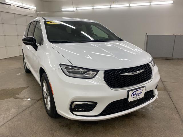 new 2025 Chrysler Pacifica car, priced at $41,582