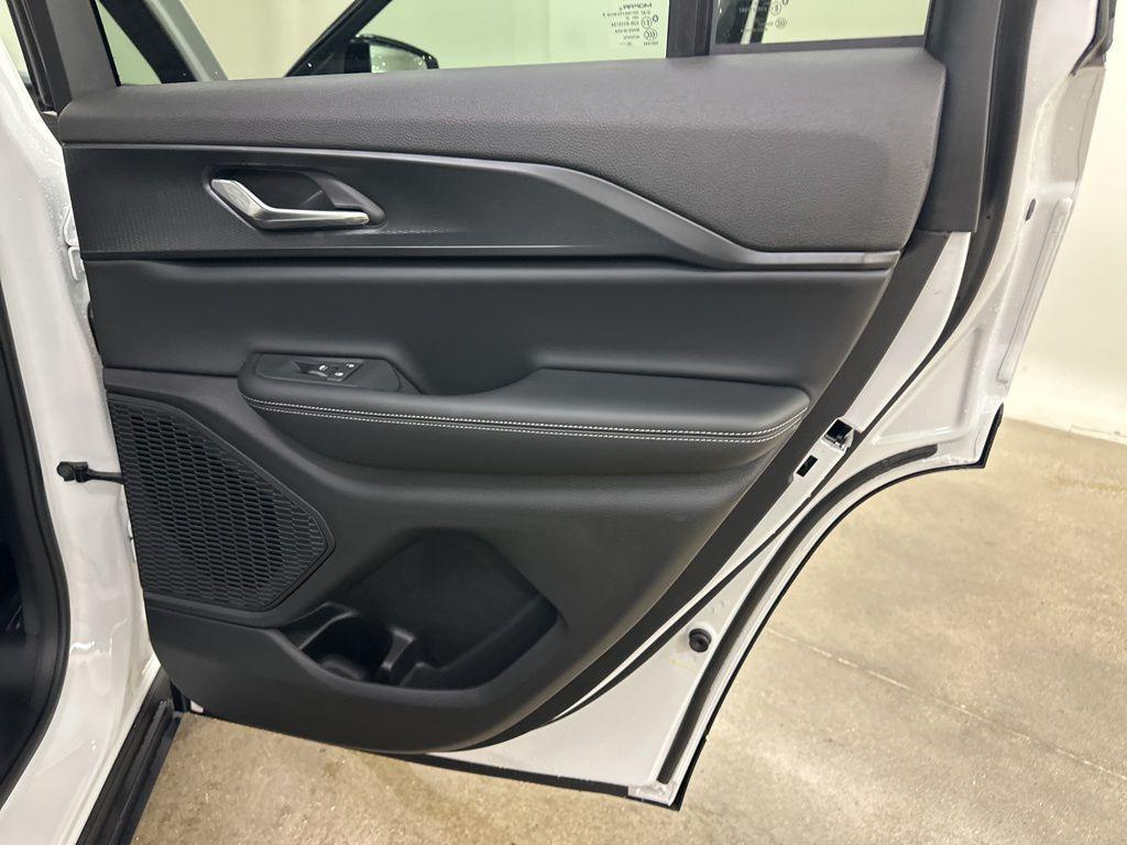 new 2025 Jeep Grand Cherokee car, priced at $39,471