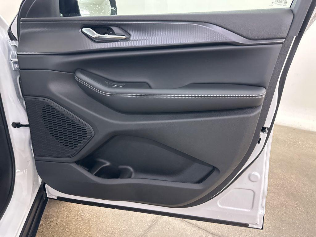 new 2025 Jeep Grand Cherokee car, priced at $39,471