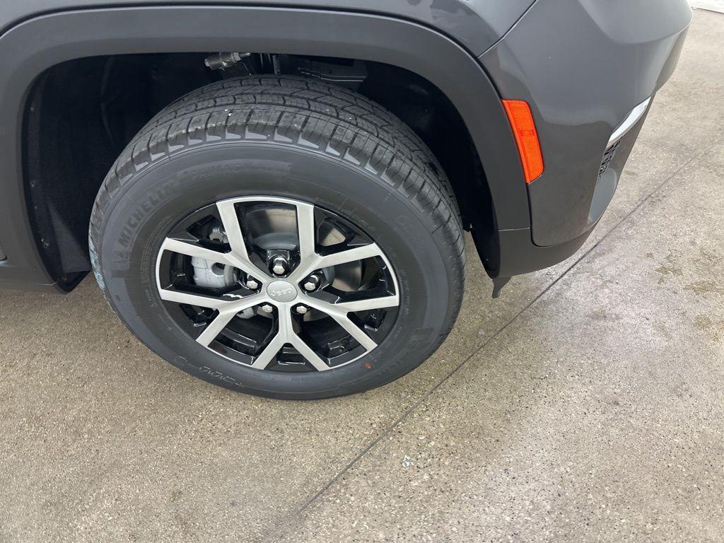 new 2025 Jeep Grand Cherokee car, priced at $42,245