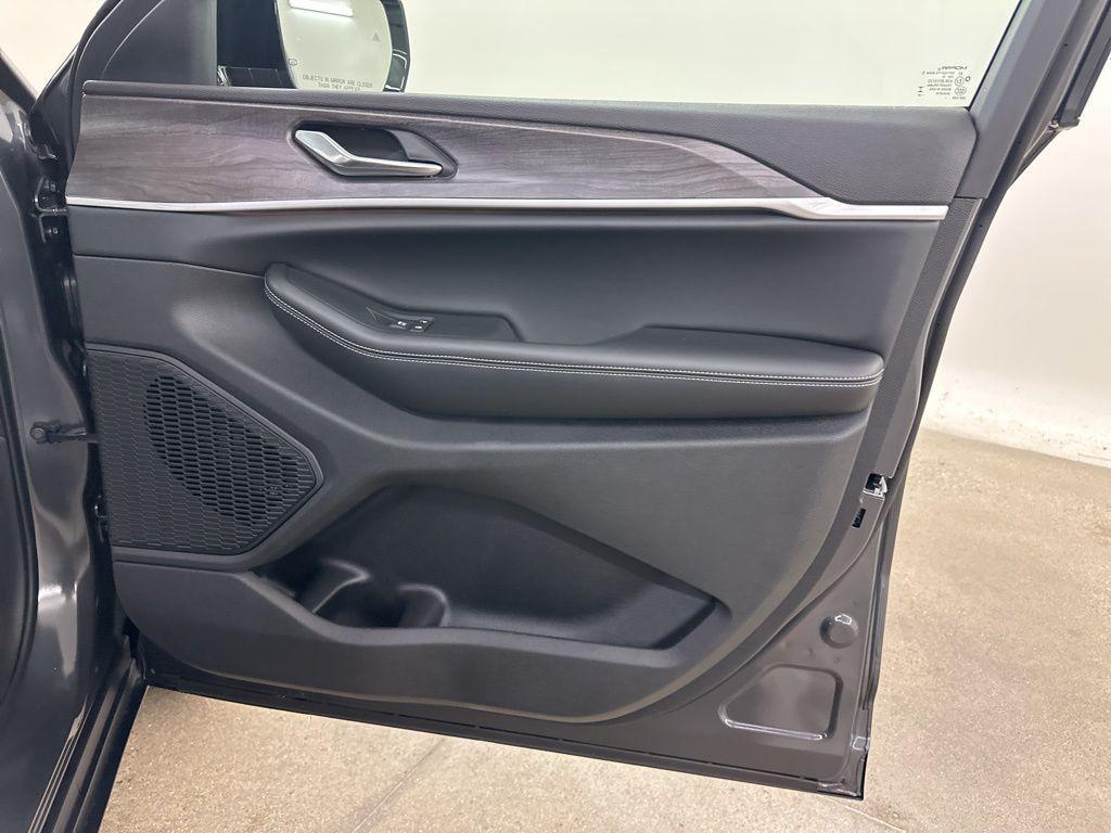 new 2025 Jeep Grand Cherokee car, priced at $42,245
