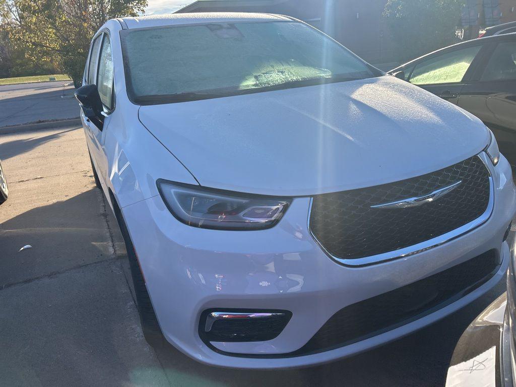 new 2026 Chrysler Pacifica car, priced at $44,384