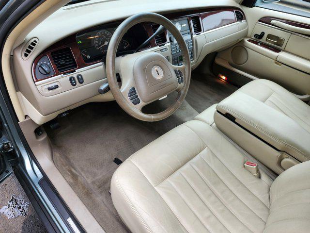 used 2004 Lincoln Town Car car, priced at $10,995