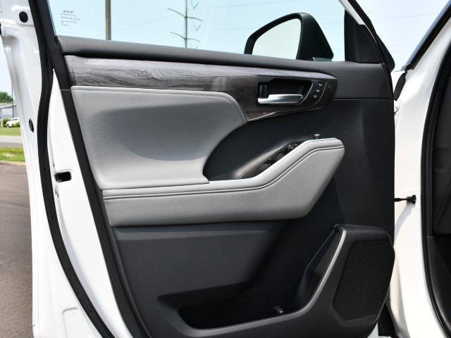used 2021 Toyota Highlander Hybrid car, priced at $39,984