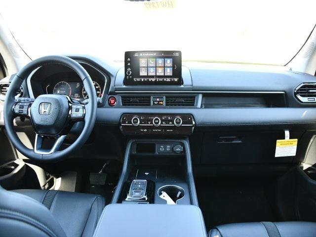 new 2025 Honda Pilot car, priced at $44,816