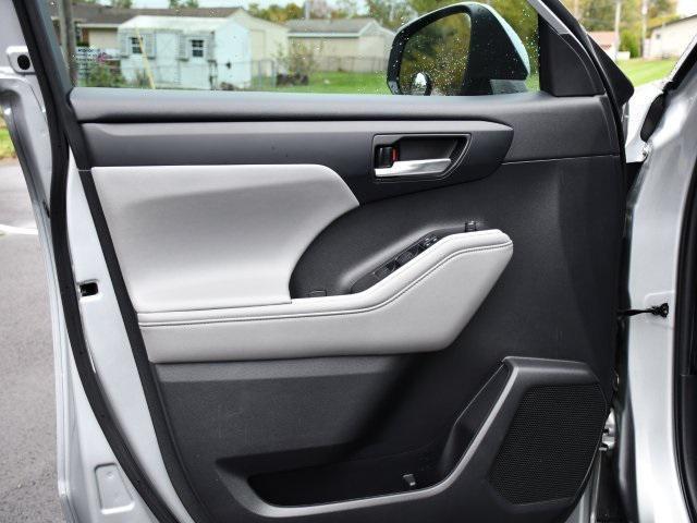 used 2021 Toyota Highlander car, priced at $31,371