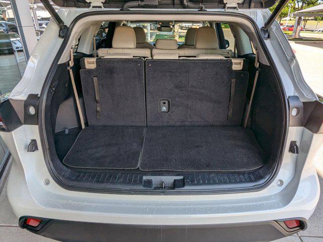 used 2020 Toyota Highlander Hybrid car, priced at $31,995
