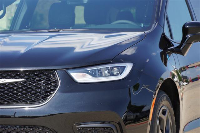 new 2025 Chrysler Pacifica Hybrid car, priced at $52,381