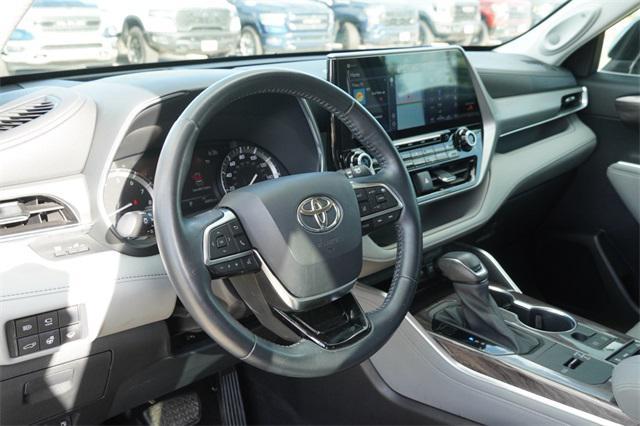 used 2021 Toyota Highlander car, priced at $34,553