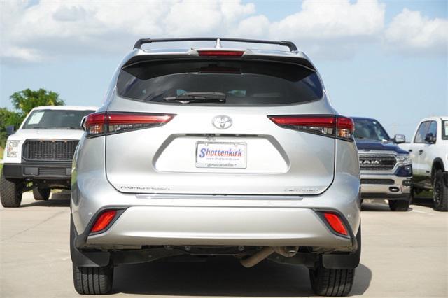 used 2021 Toyota Highlander car, priced at $34,553