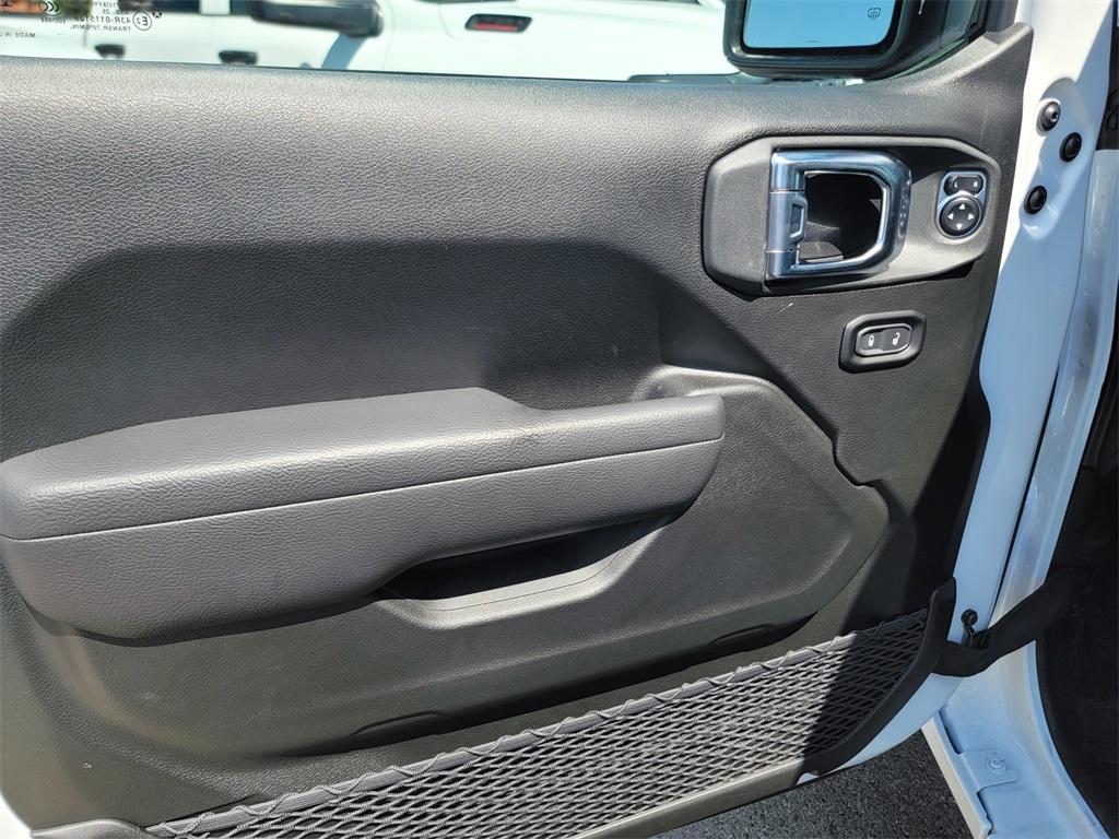 new 2025 Jeep Wrangler car, priced at $45,417