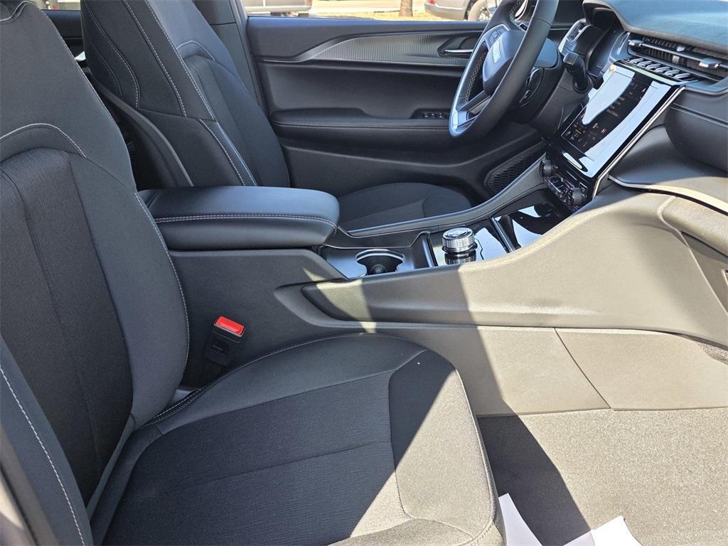 new 2025 Jeep Grand Cherokee car, priced at $34,625