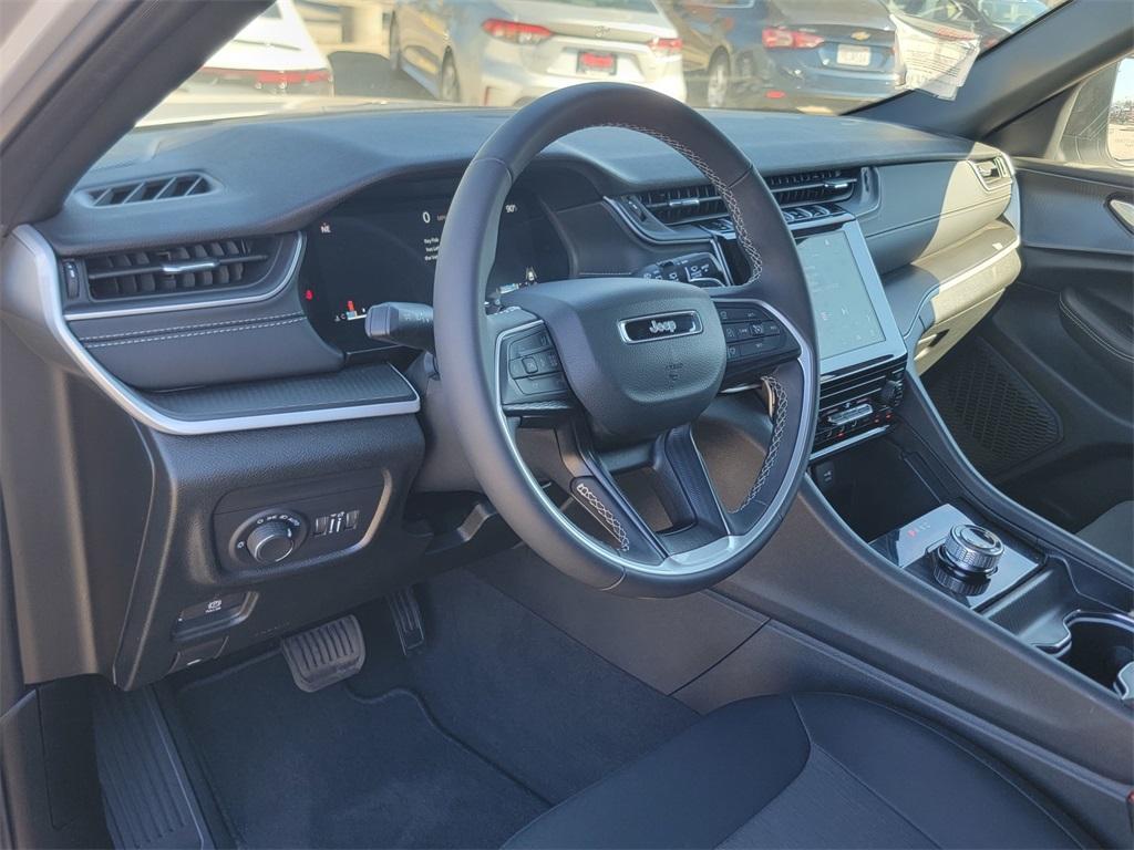 new 2025 Jeep Grand Cherokee car, priced at $32,125