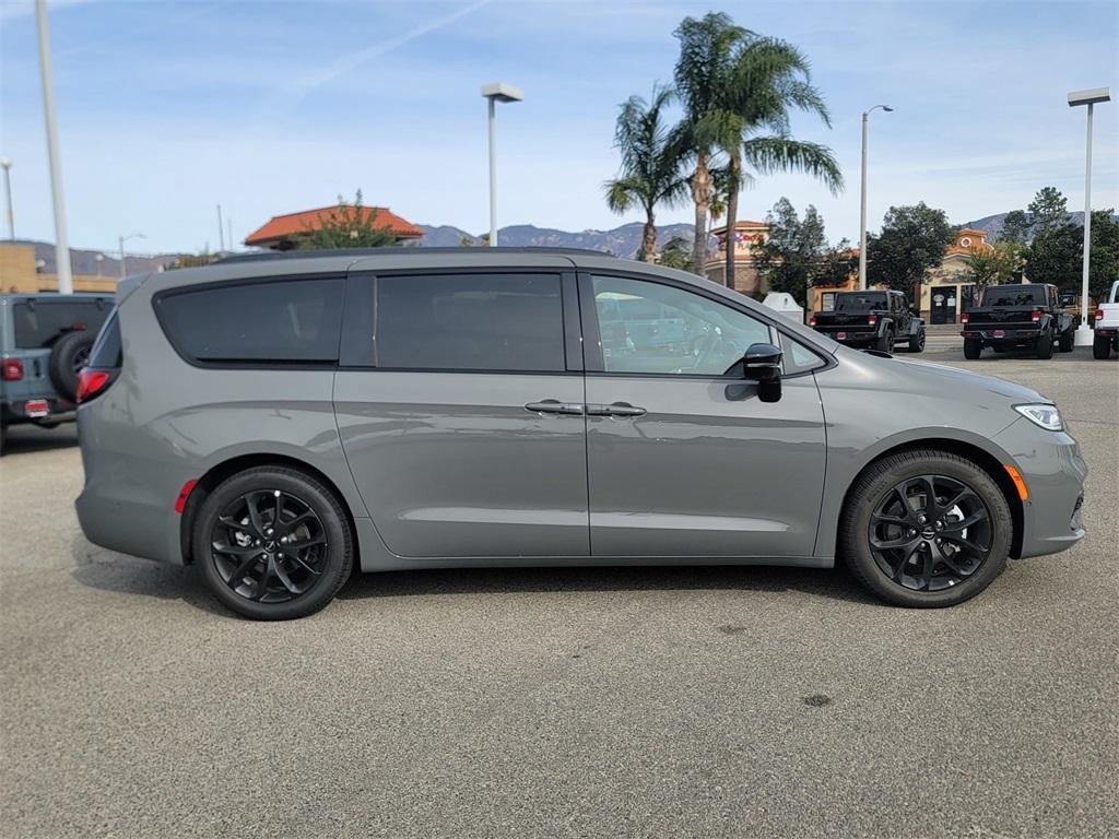 new 2024 Chrysler Pacifica car, priced at $42,330