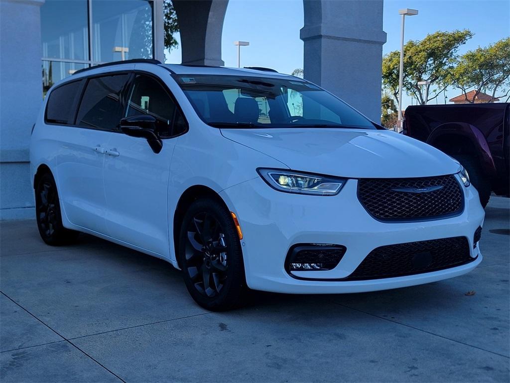 new 2023 Chrysler Pacifica car, priced at $50,185