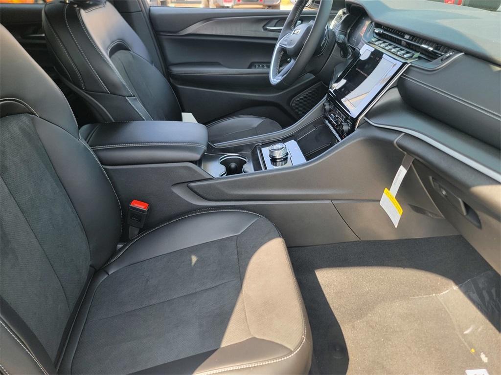 new 2025 Jeep Grand Cherokee car, priced at $42,027